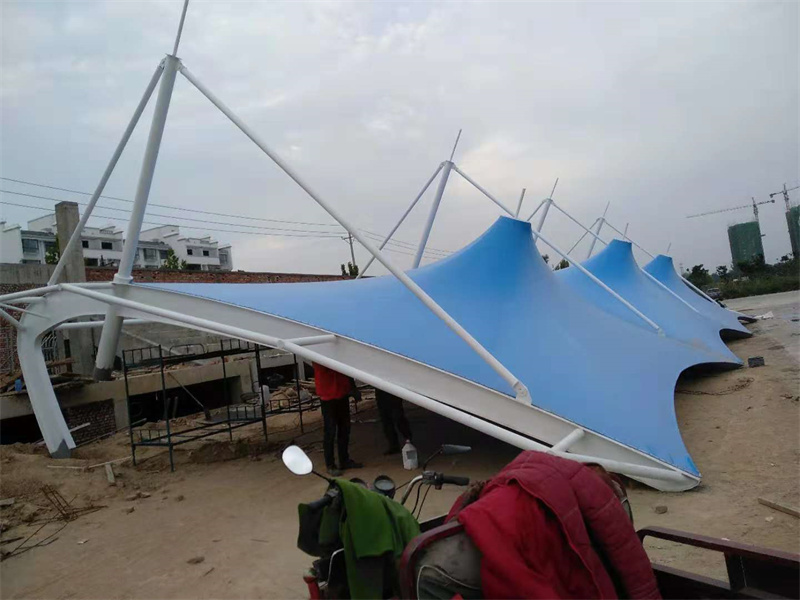 簡(jiǎn)述膜結(jié)構(gòu)車棚的選購技巧